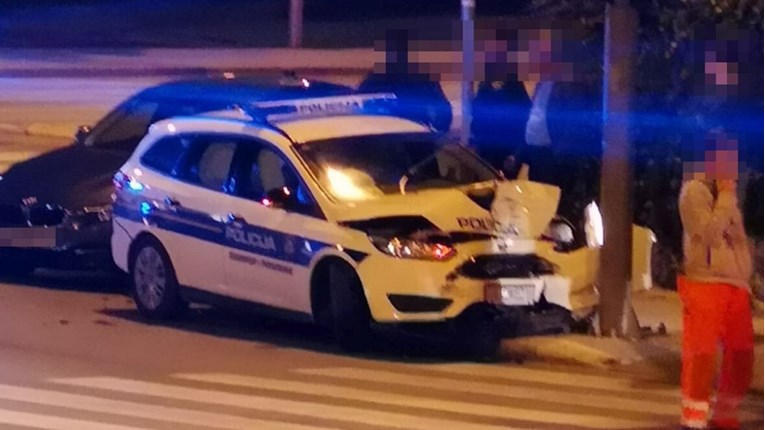 Policajci u Splitu izbjegavali sudar pa se zabili u stup, u njih udario BMW